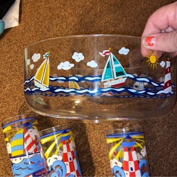 This delightful summer picnic set has four 16-ounce glasses and a 10” wide bowl. - Picture 5 of 6